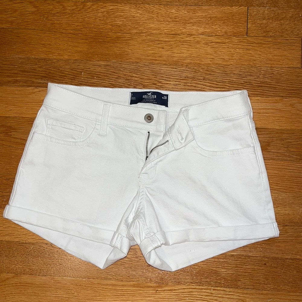 Hollister low-rise 3” white shorts. Size 7 / w28.
